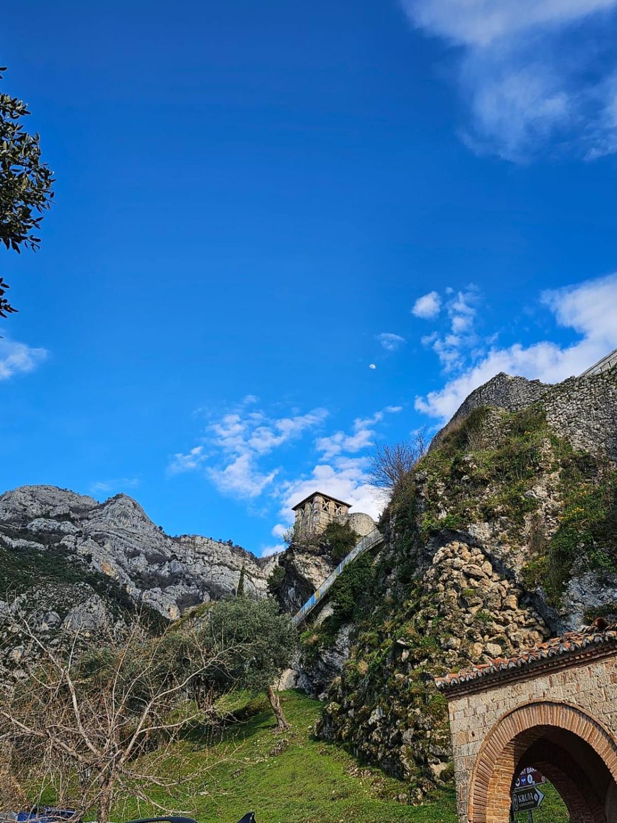 Castle - Inside,Voga Guesthause Ξενοδοχείο Κρούγια Εξωτερικό φωτογραφία