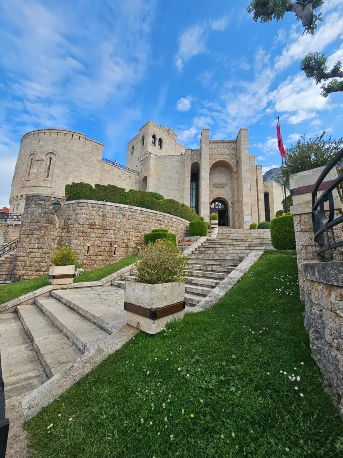 Castle - Inside,Voga Guesthause Ξενοδοχείο Κρούγια Εξωτερικό φωτογραφία