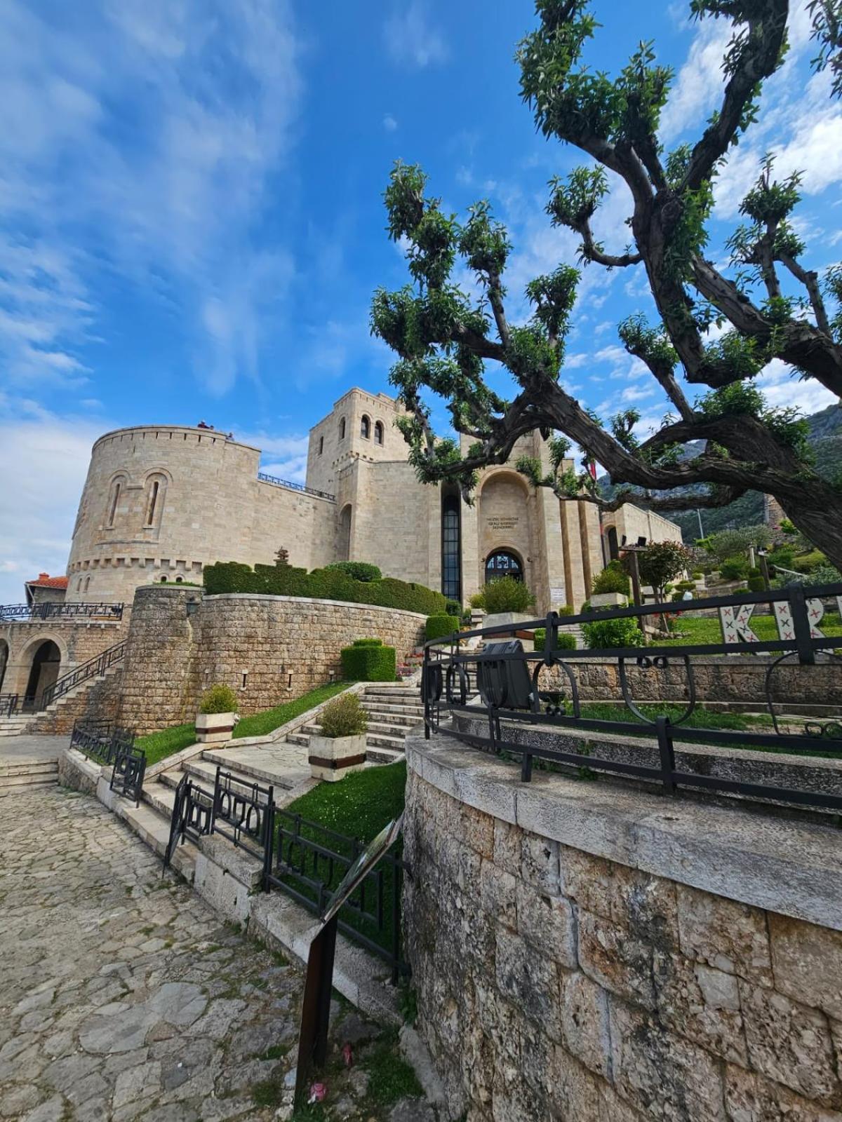 Castle - Inside,Voga Guesthause Ξενοδοχείο Κρούγια Εξωτερικό φωτογραφία